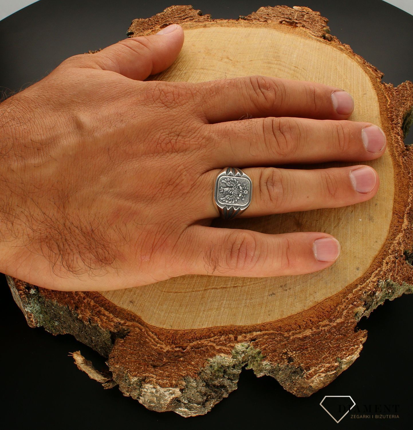 Srebrny pierścionek 925 sygnet Orzeł DIA--PRS-400485 AT-925. Srebrny sygnet wykonany z próby 925 z górą o prostokątnym kształcie. Sygnet ten posiada ciekawy grawer Orła. Biżuteria wykonana z najwyższej próby srebra z ciekawym (1).jpg